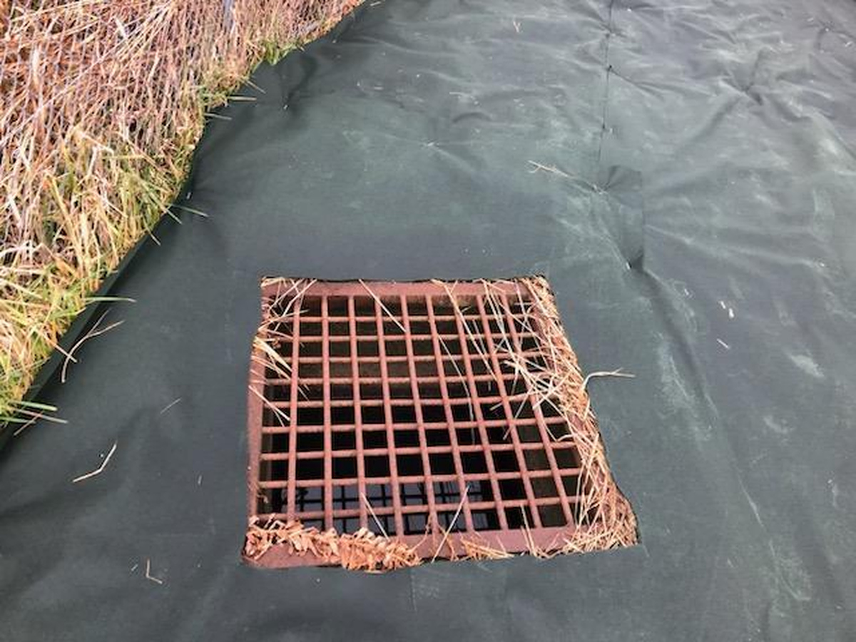 排水桝の周囲を防草シートで納めた施工例
